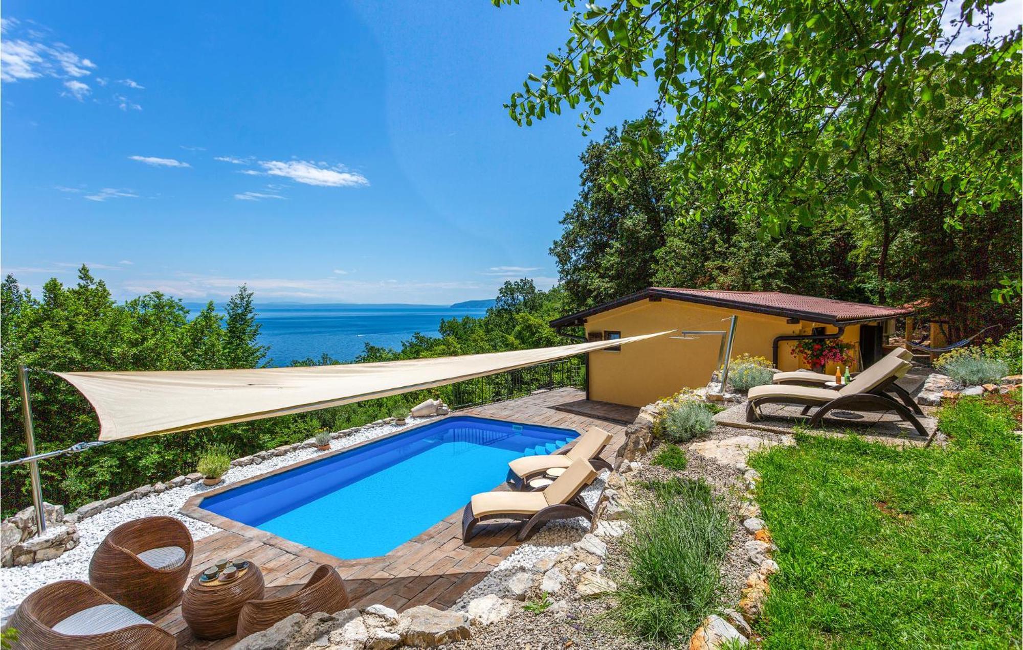 Дом отдыха Cozy In With Outdoor Swimming Pool